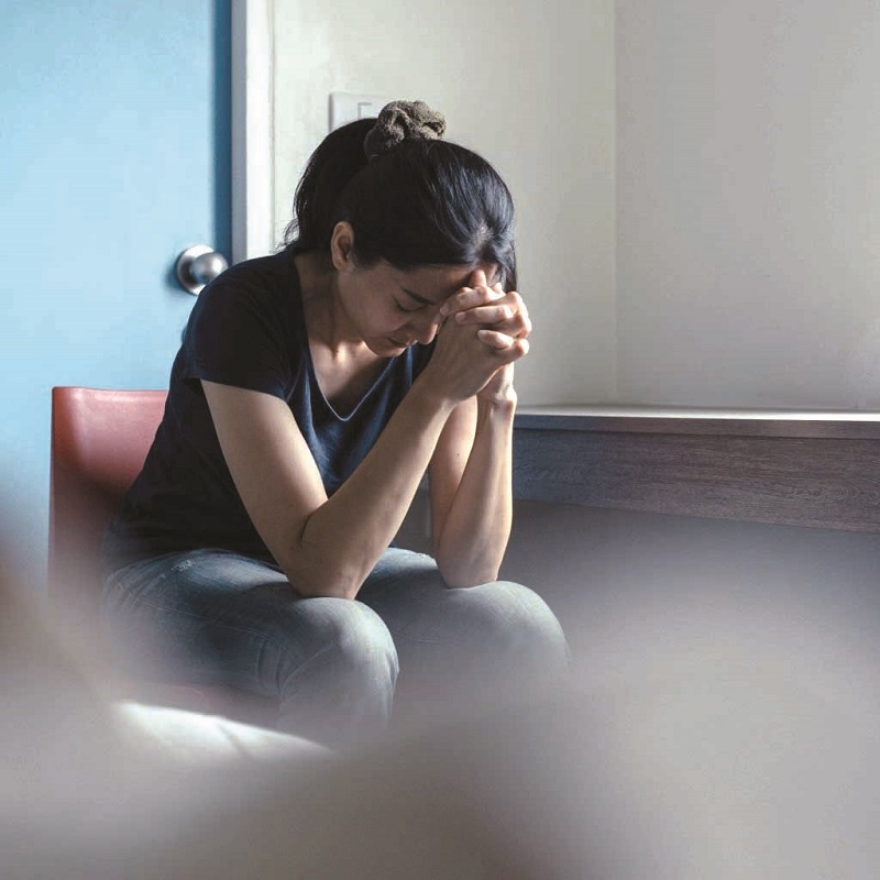 भावनिक अत्याचार शब्दांच्या सावलीत दडलेलं एक अदृश्य वादळ