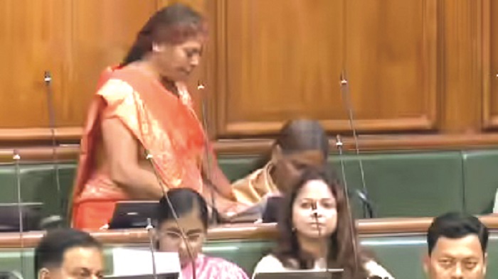 वाचताना अडखळणाऱ्या आमदाराबाबत उत्सुकता