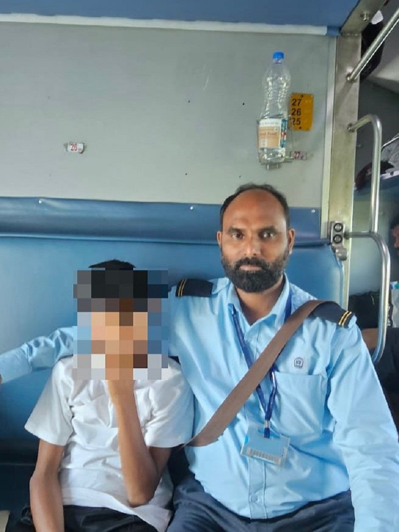 घरातून पळालेल्या मुलाची टीसीमुळे कुटुंबीयांसोबत भेट