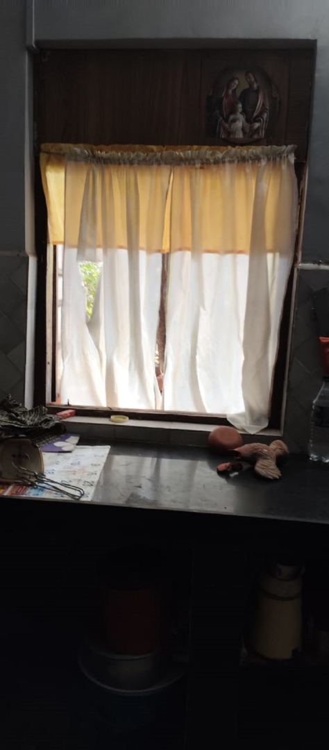 चोरांनी मद्यासह फ्रिजमधील खाद्यावरही मारला ताव!