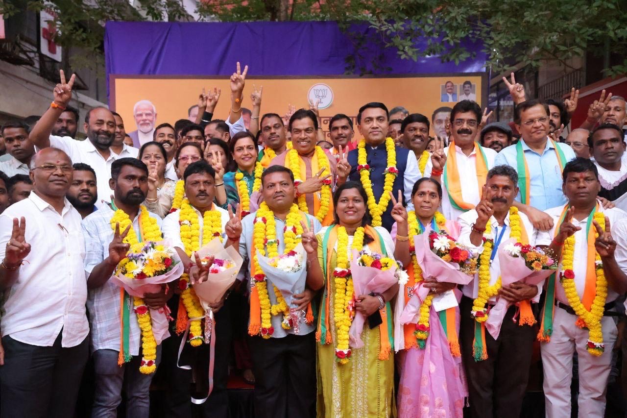 ३२ सत्ताधाऱ्यांचे फक्त ३३ झेडपी!