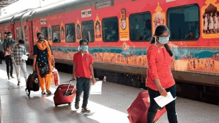 रेल्वे प्रवास झाला महाग! पहा किती झाली वाढ