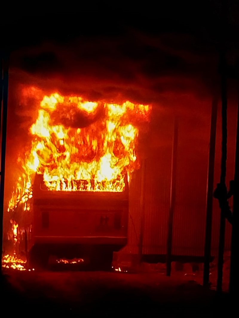 माशे येथे आग लागून स्कूलबस भस्मसात