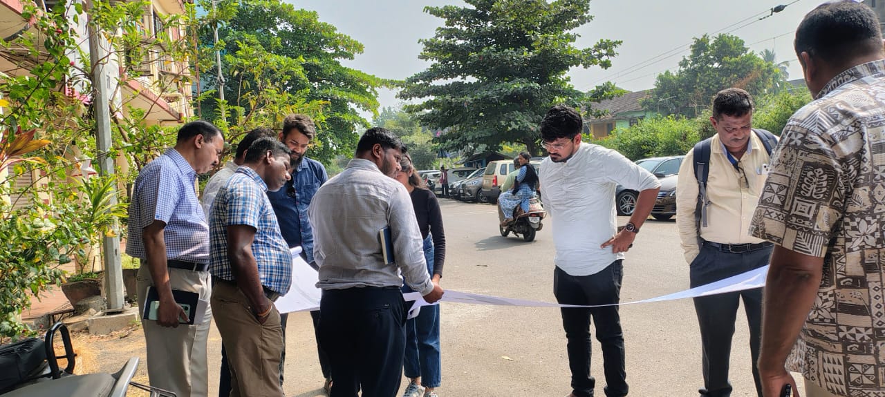 आकेपर्यंतच्या उड्डाणपुलासाठी रेल्वे अधिकार्‍यांची पाहणी