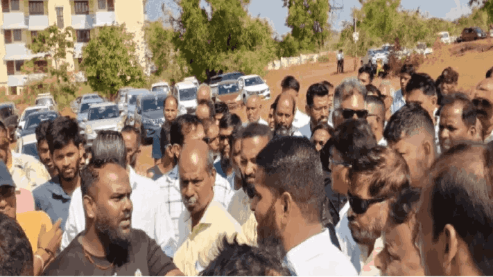 मोपा विमानतळावर आकारले जाणारे शुल्क टॅक्सी चालकांना अमान्य : कोलवाळ येथे टॅक्सीचालक एकवटले