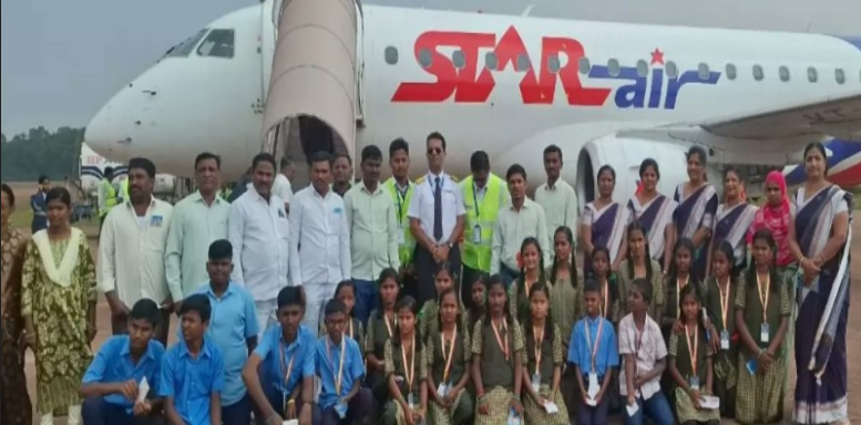 एका अवली मुख्याध्यापकाचा 'लवली' उपक्रम; स्वखर्चाने विद्यार्थ्यांना घडवला विमानप्रवास