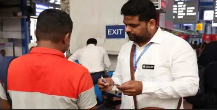 कोकण रेल्वेची फुकट्या प्रवाशांवर धडक कारवाई; वर्षभरात २०.२७ कोटी रुपयांचा दंड वसूल