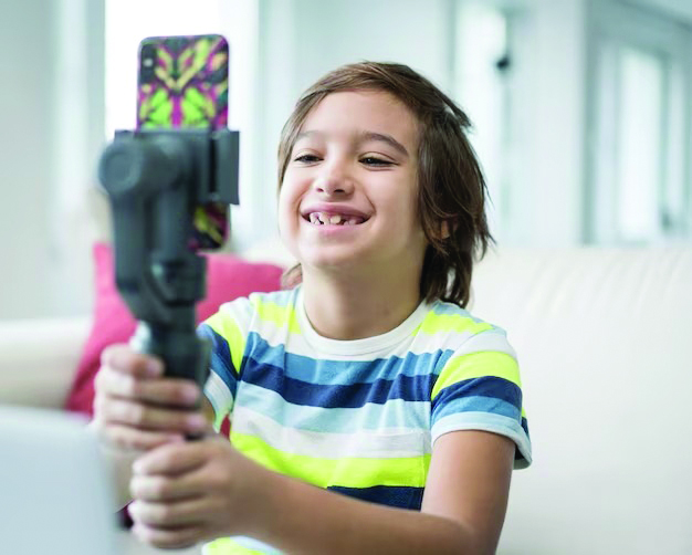 लाईक्स, व्ह्यूज आणि हरवलेलं बालपण...