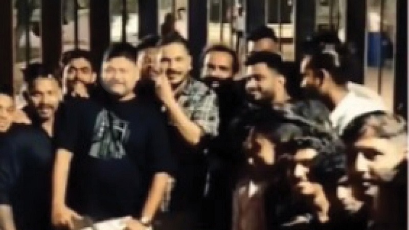 जामिनावर सुटलेल्या सराईत गुन्हेगारासोबत जल्लाेष करणारा तुरुंग वाॅर्डन निलंबित