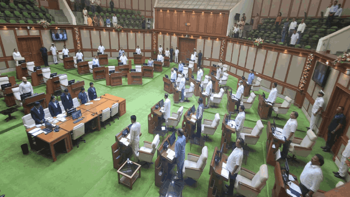 शिरगाव चेंगराचेंगरी व बर्च दुर्घटनेतील मृतांना सभागृहाने वाहिली श्रद्धांजली