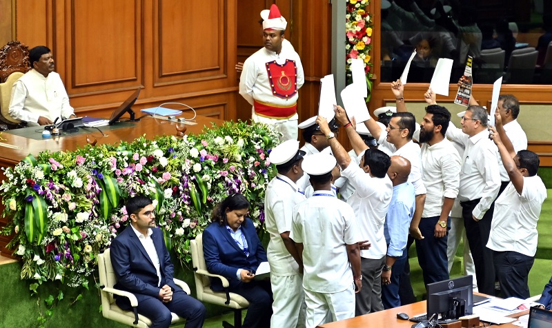 राज्यपालांच्या अभिभाषणावेळी विरोधक आक्रमक