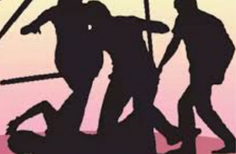 सार्वजनिक ठिकाणी दारू न पिण्याची विनंती करणाऱ्या स्थानिकाला मारहाण