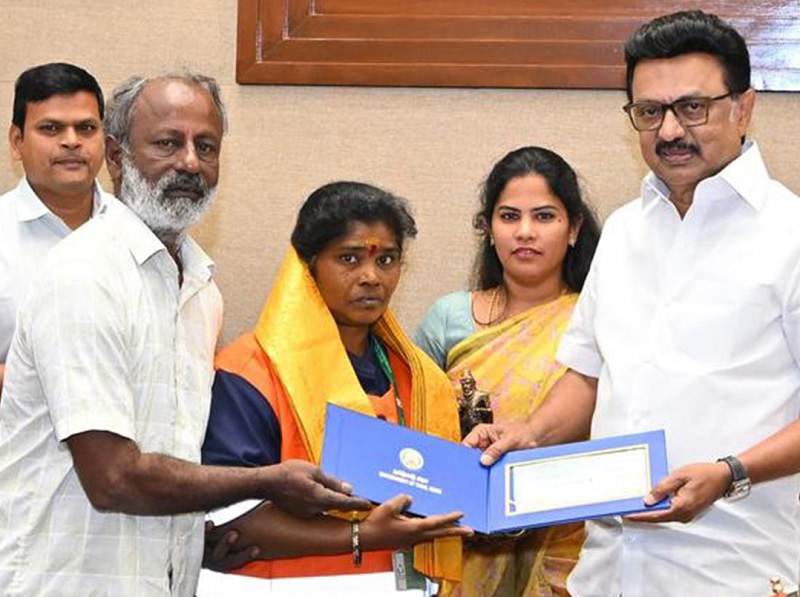 प्रामाणिकपणा : महिलेने परत केले ६५ लाखांचे सोन्याचे दागिने