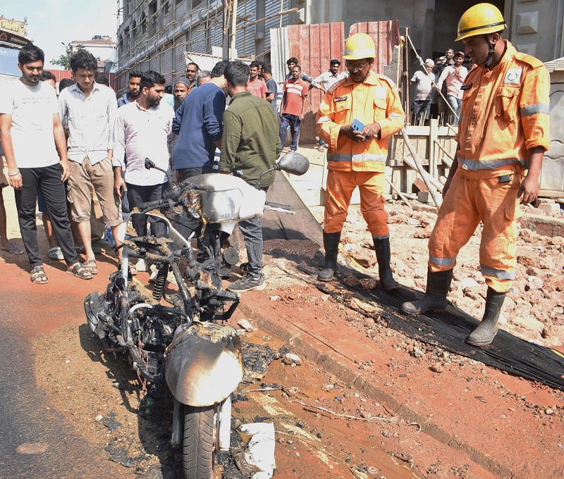 आके मडगाव येथे आग लागल्याने दुचाकी जळून खाक