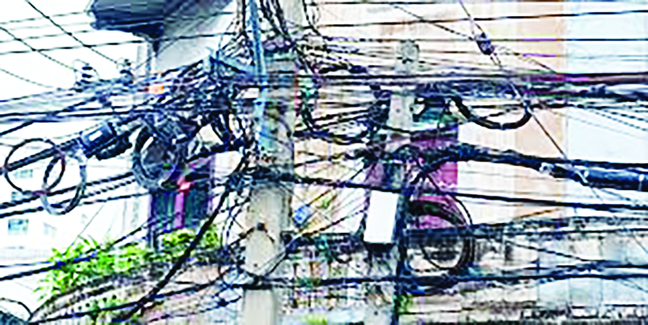 इंटरनेटच्या केबलचा घोळ नेमका कशासाठी ?