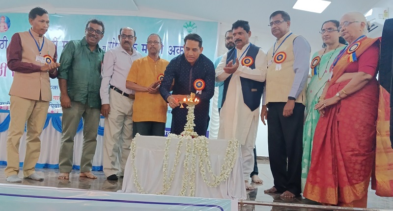 मुलांना इंग्रजी शाळांत पाठवून आम्हीच करताे मराठीची गळचेपी!