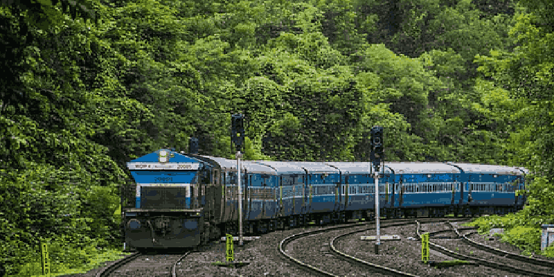 कोकण रेल्वे मार्गावर विशेष गाड्या; प्रवाशांना मोठा दिलासा