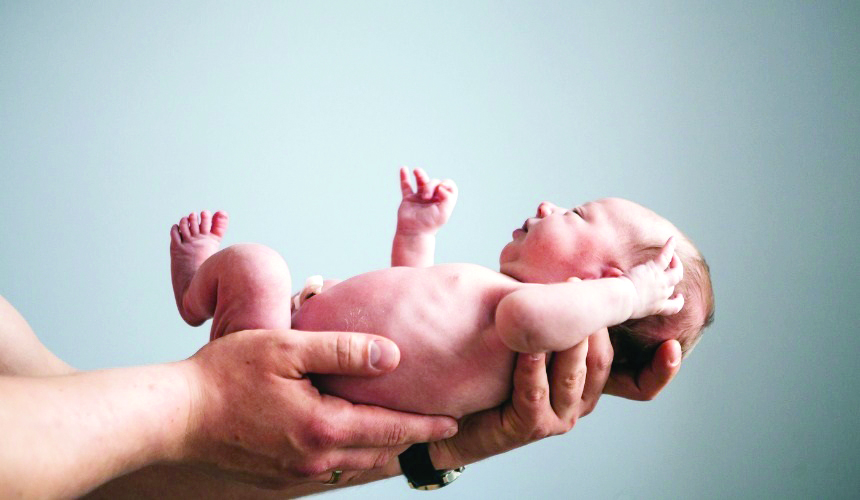 बाळाच्या आयुष्यातील पहिला आठवडा आई-बाळासाठी अतिशय महत्त्वाचा काळ