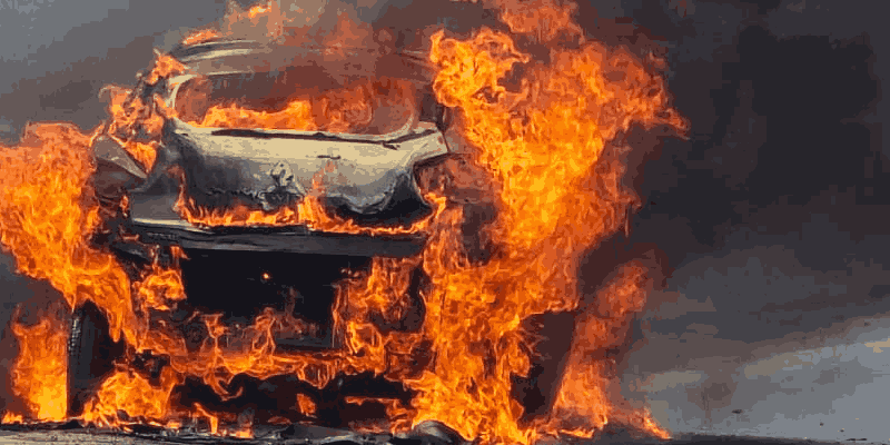 अटल सेतूवर चालत्या कारला भीषण आग