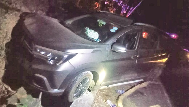 अंजुणे धरणाजवळील अपघातात युवतीचा मृत्यू, सहाजण जखमी