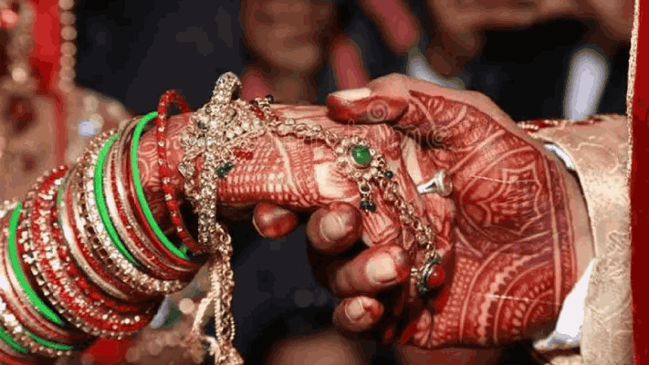 मध्य प्रदेशातील एका गावात प्रेम विवाह केल्यास कुटुंबांवर घालणार सामूहिक बहिष्कार