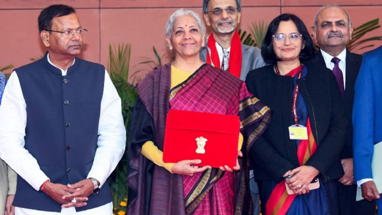 आश्वासनांपेक्षा दिशादर्शकतेवर भर