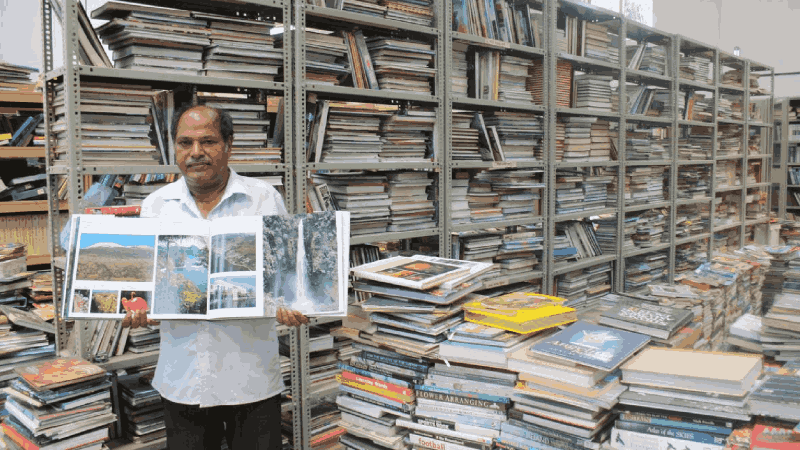 घरात २० लाख पुस्तकांचा खजिना! वाचनवेड्या एनके गौडाचा 'पद्मश्री'पर्यंतचा थक्क करणारा प्रवास