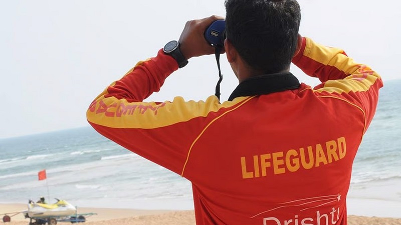 ‘दृष्टी मरीन’च्या जीवरक्षकांनी वाचविला चार जणांचा जीव