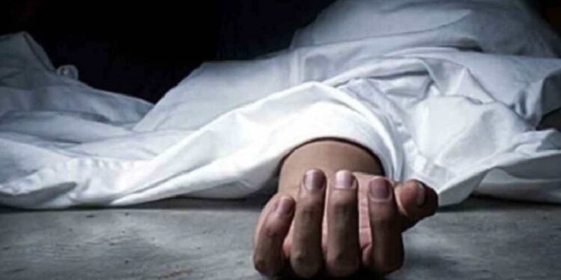 खुर्चीवरून पडताना गळ्यातील दोरा खिळ्यात अडकून तरुणाचा मृत्यू