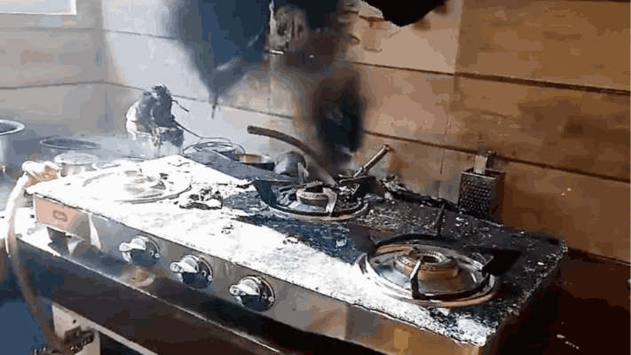 जुने गोवे येथे सिलींडर स्फोटात ४२ वर्षीय महिला ठार : गोमेकॉत होते उपचार सुरू