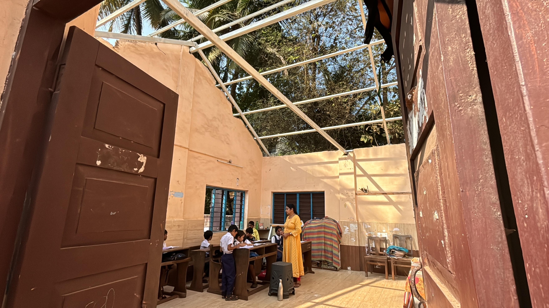 विद्यार्थ्यांवर भर उन्हात शिक्षण घेण्याची वेळ