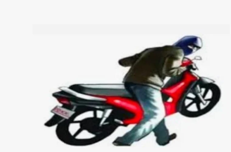 चोर सायकलवरून आला, दुचाकी चाेरून पळाला!