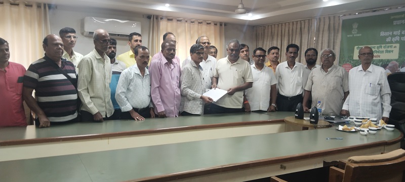 गायीच्या दुधासाठी १० रुपये, म्हशीच्या दुधासाठी १५ रुपये दर द्या!