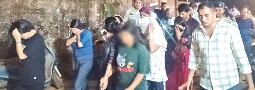 हरमल किनारी १३ युवतींसह दोन दलालांना घेतले ताब्यात