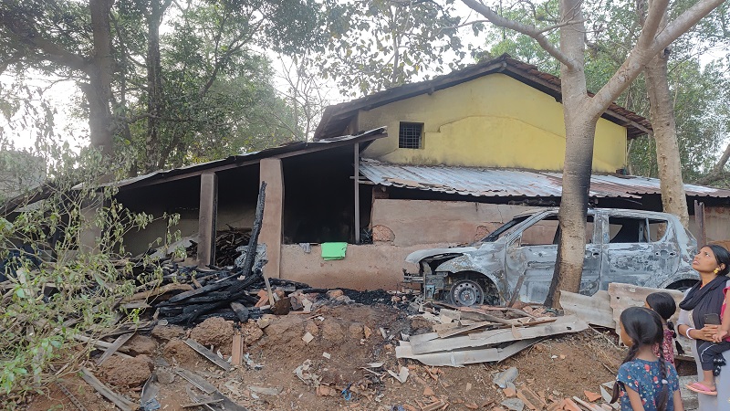 कुडणे येथे आगीत घराचा भाग, कार बेचिराख