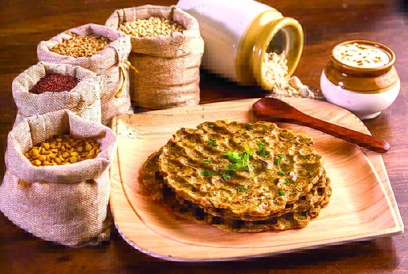 केळीच्या पानावरील  'भाजणीचे थालीपीठ'