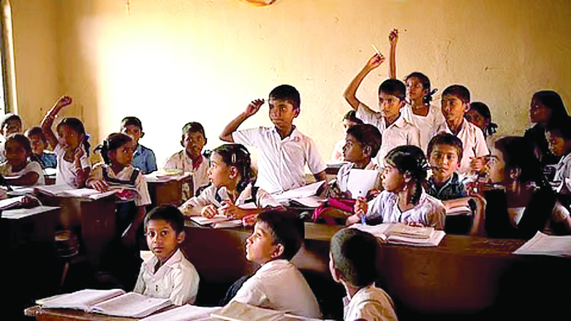 कोचिंग इंडस्ट्रीमुळे  शिक्षण झाले नापास!