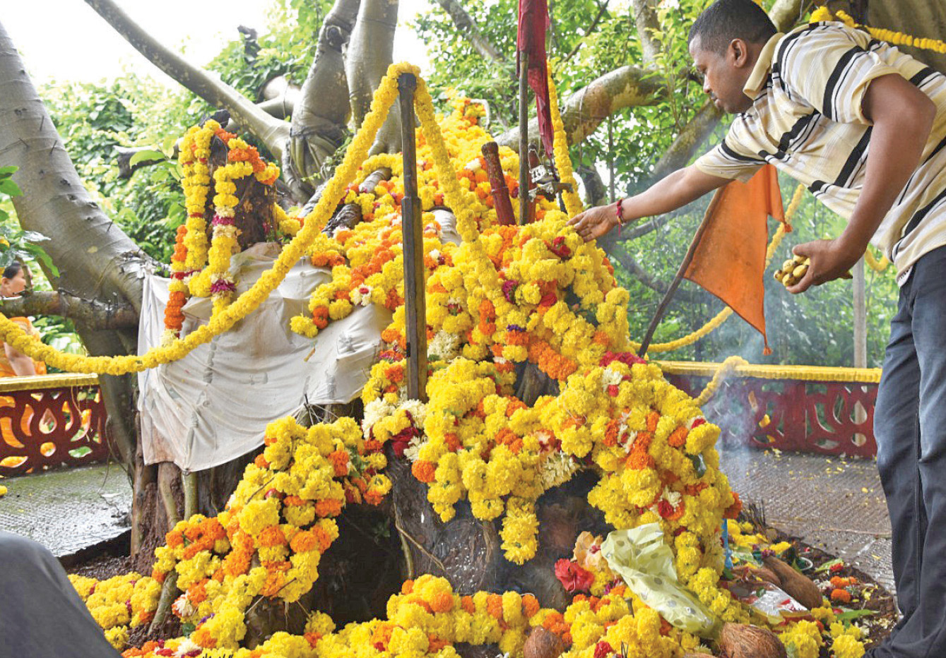 मृतात्म्यांना काबूत ठेवणारी मसणदेवता