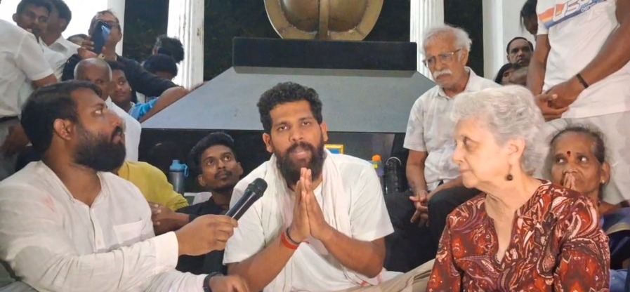 अखेर वीरेश बोरकर यांचे उपाेषण मागे