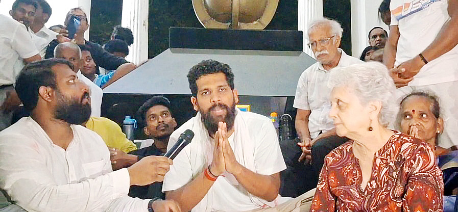 निवडणूक वर्षात सरकारचा बचावात्मक पवित्रा