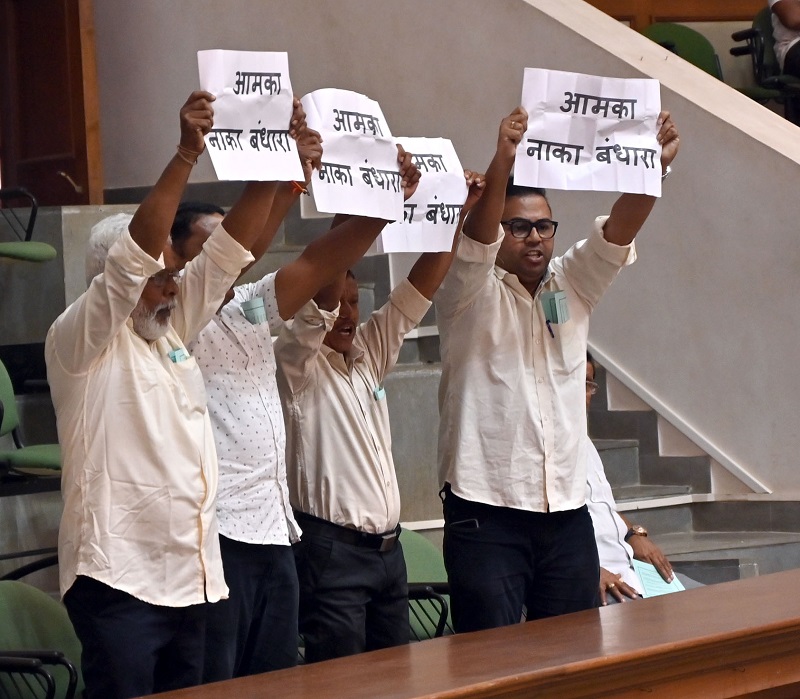 आंदोलकांची घोषणाबाजी; विधानसभेच्या सुरक्षाव्यवस्थेवर प्रश्नचिन्ह
