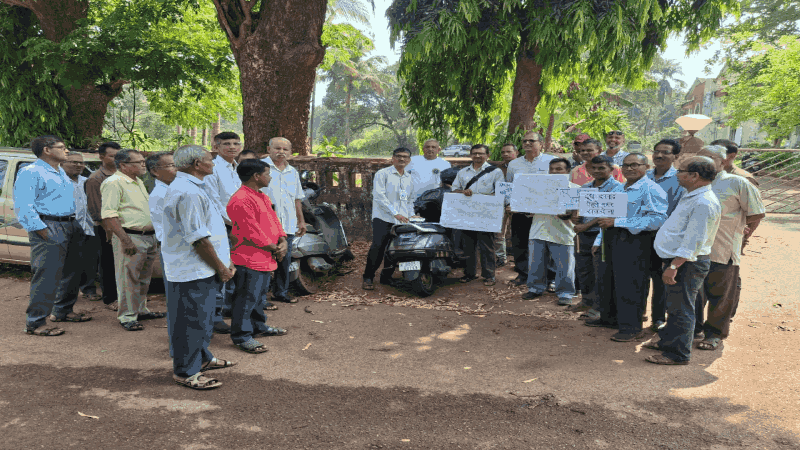 दूध दरवाढीसाठी गोवा डेअरीच्या गेट समोर धरणे