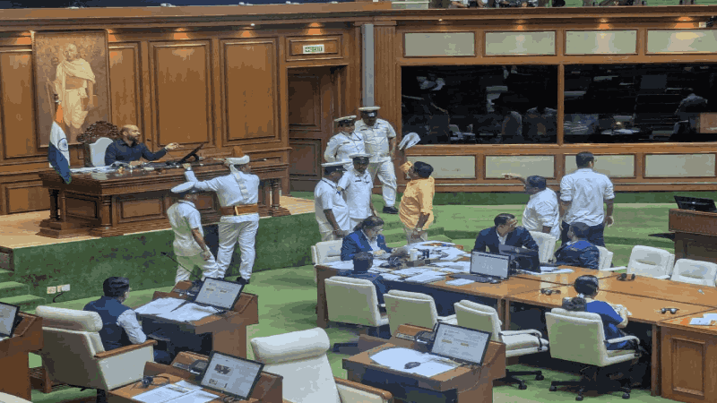 डीआरएसवरून विरोधकांची सभापतींच्या हौद्यात धाव