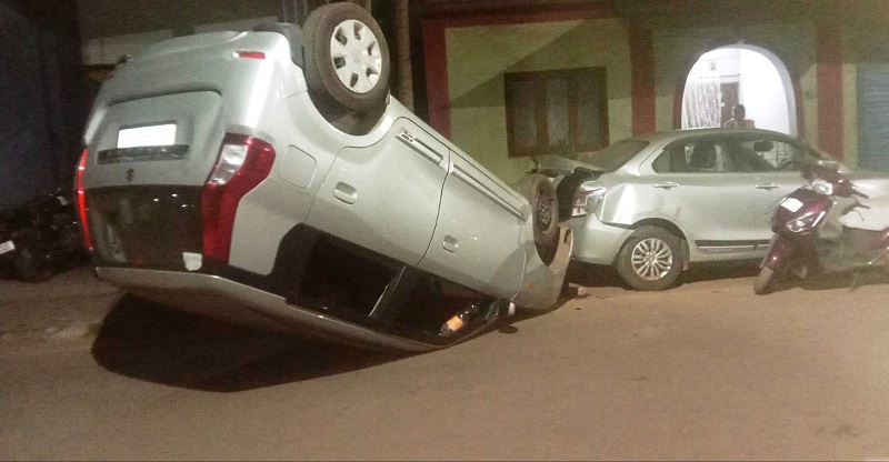 सासमोळे-बायणा येथे कारची तीन वाहनांना धडक