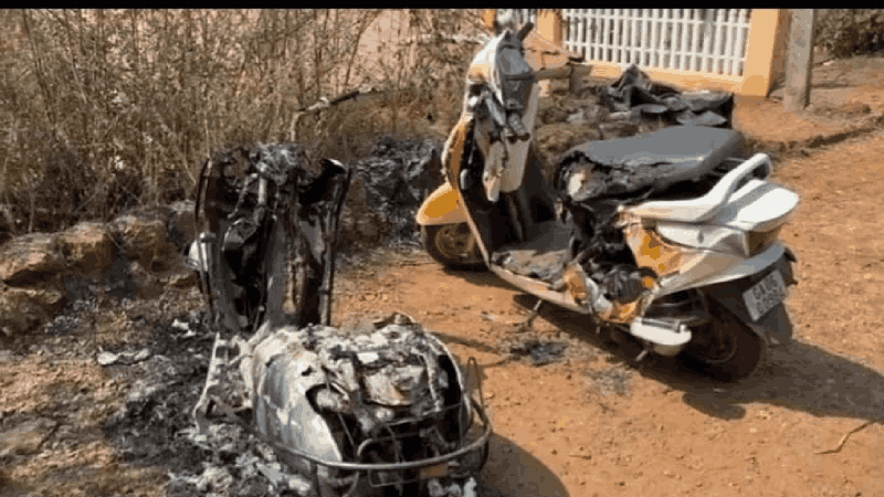 वेळसाव येथे दोन  दुचाकी  आगीत जळाल्या; मुद्दामहून आग लावल्याचा स्थानिकांना संशय