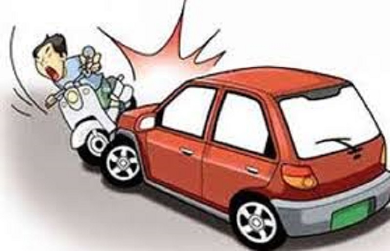 कारच्या धडकेनंतर ट्रॅक्टर अंगावरून गेल्यामुळे दुचाकीचालकाचा मृत्यू