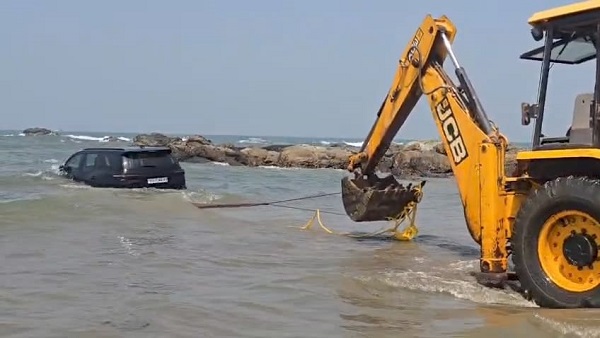 पर्यटकांची कार समुद्रकिनारी धुवायला नेणे अंगलट