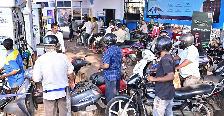 पेट्रोल पंपांवर ग्राहकांच्या रांगा