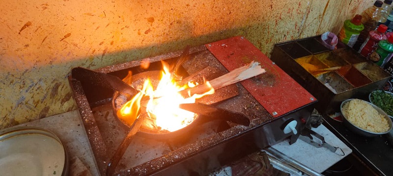 सिलिंडर टंचाईमुळे लाकूड झाले चौपट महाग