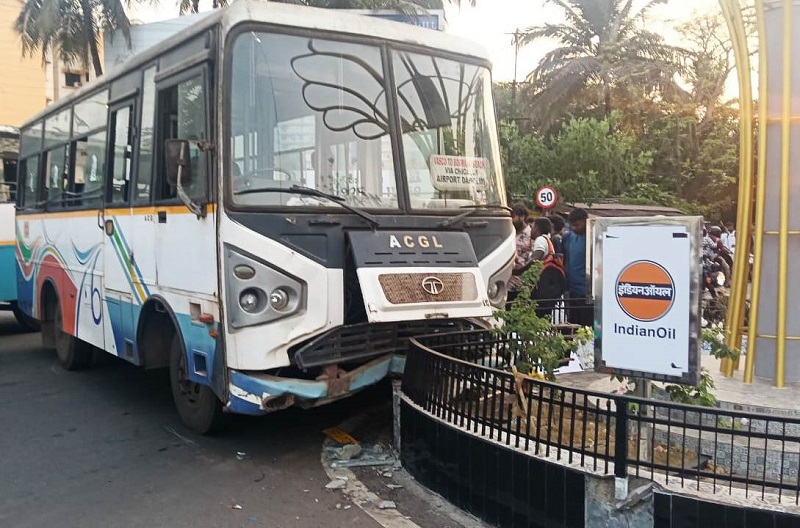 चिखली येथे मिनी बसचा ब्रेक फेल; चालकाच्या प्रसंगावधनाने टळला अनर्थ